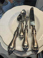 Carica l'immagine nel visualizzatore di Gallery, Set posate 4 posti tavola