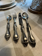 Carica l'immagine nel visualizzatore di Gallery, Set posate 4 posti tavola