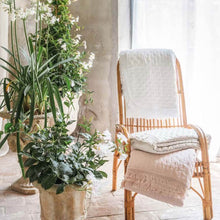 Carica l'immagine nel visualizzatore di Gallery, Trapunta matrimoniale Rosa Petali Uniti